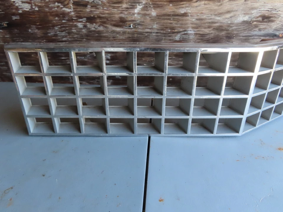 CONJUNTO DE GRADE SUPERIOR FRONTAL ORIGINAL 74 76 GM CADILLAC DeVILLE BOM - Imagem 4 de 4