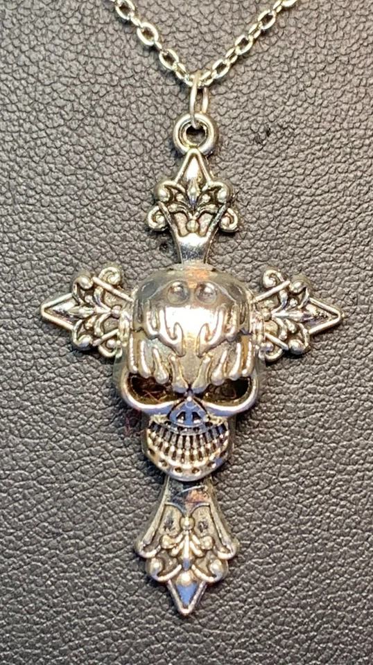 Collar colgante de cruz y calavera gótica ~ SOLO £7.45 ~ franqueo gratuito del Reino Unido Foto 2 de 4