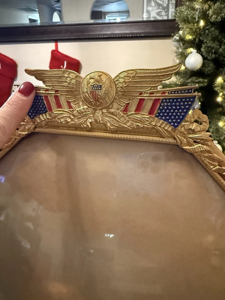 Antiguo marco de fotos de vidrio convexo ovalado y latón águila bandera americana Foto 4 de 4