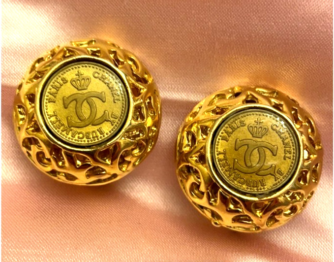 Vtg CHANEL  Paris Rubcamell Murano Glass GoldTone Clip On Earrings - Gorgeous!