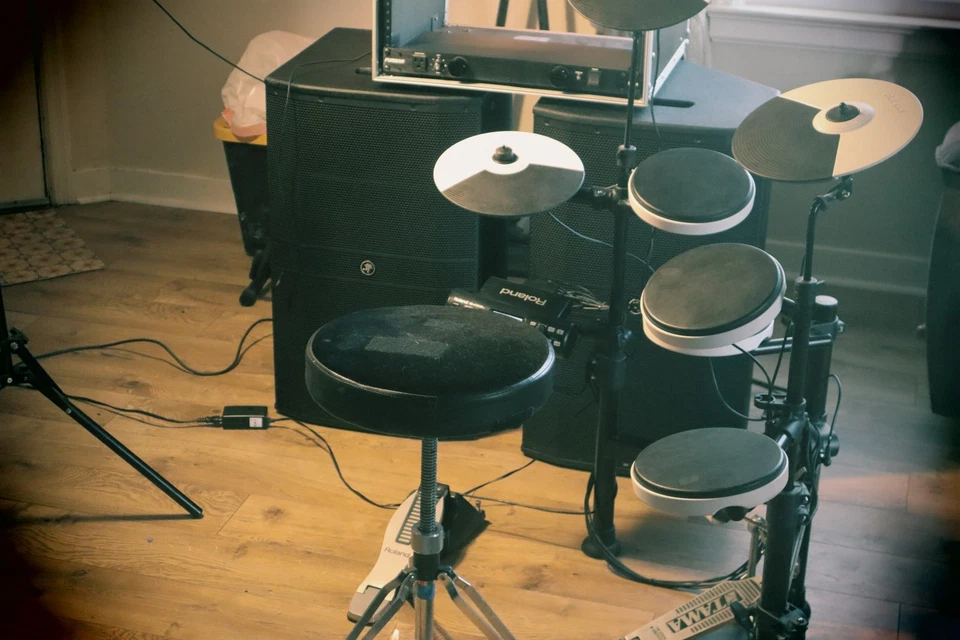 Roland TD4-KP electronic drum set, compact white and black, kick pedal included - Image 3 of 4