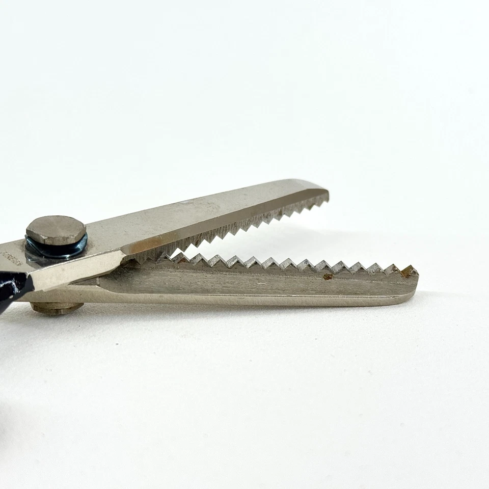 VINTAGE BLACK HANDLE PINKING DRESSMAKERS SCISSORS SEWING FABRIC CRAFT TOOL - Image 2 of 4