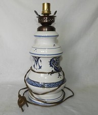 Grande lampe à pétrole, électrifiée, moderne (réservoir en faïence)