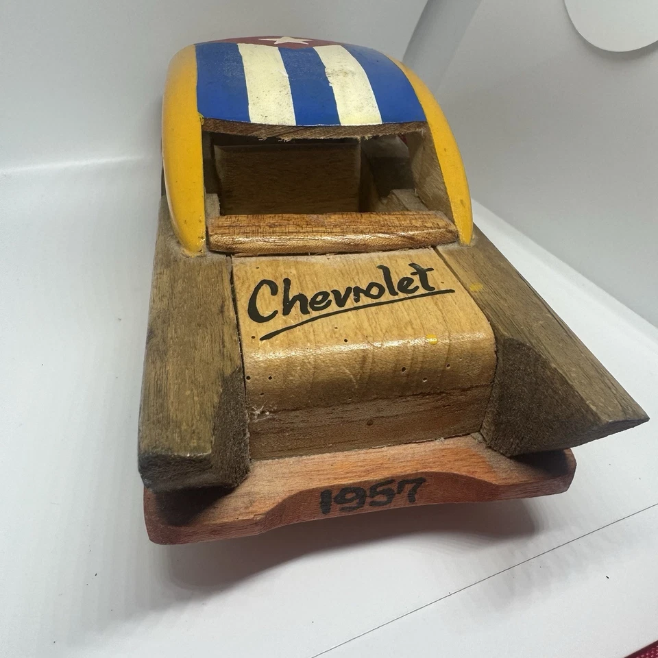 Pequeña estatuilla de coche retro tallada a mano escultura adorno Chevy 1957 cubano Foto 2 de 4