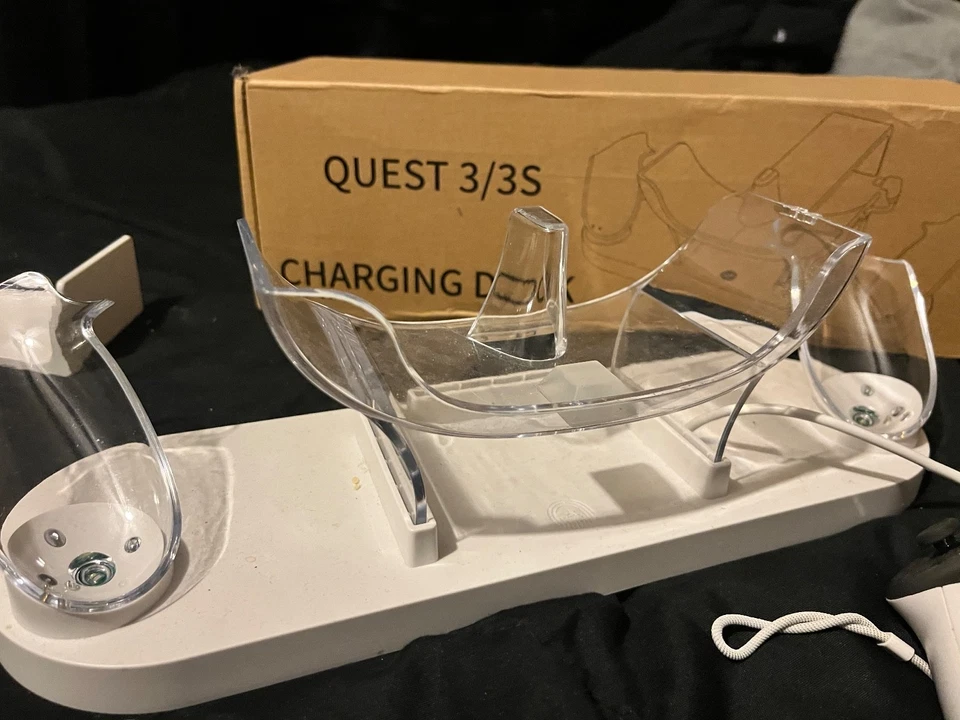 oculus quest 3 512gb edition with charging dock and strap (lightly used) - Image 2 of 4