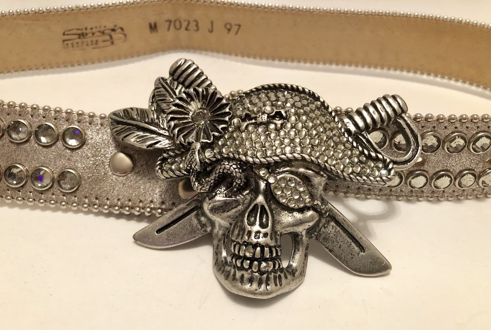 Durable Leather Belt for Men and Women - Stylish & Adjustable-image