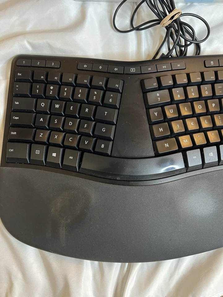 Microsoft Ergonomic Full size Pad USB Wired Mechanical Keyboard Model 1878 - Image 4 of 4