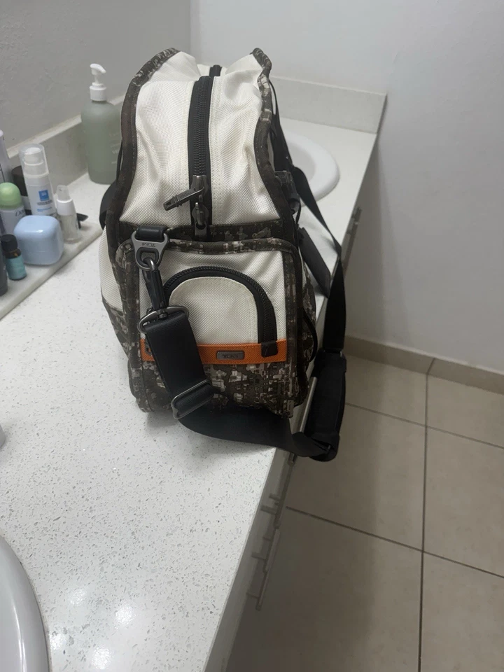 Bolso de Lona Tumi Crema y Camuflaje Foto 2 de 4