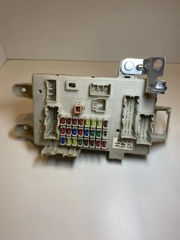 Toyota Land Cruiser (J120) 2007 Diesel Fuse Box 8198050030 ERD10042 - Image 2 of 4