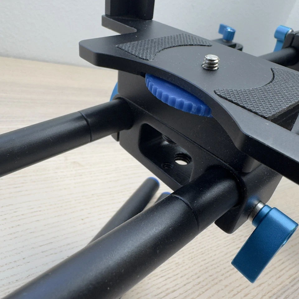 Kit de plataforma de hombro Neewer y estuche de video para cámara jaula de mano Foto 2 de 4