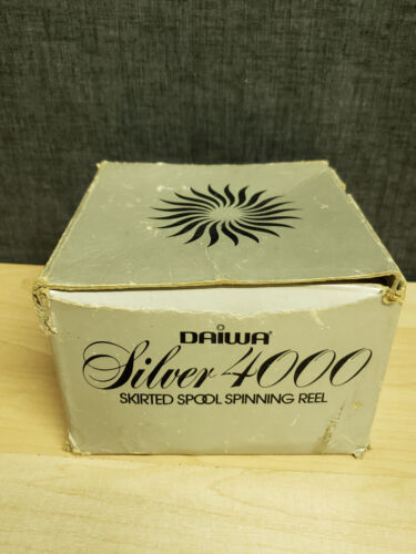 Vintage Daiwa Silver 4000 Skirted Spool Spinning Reel - Picture 5 of 17