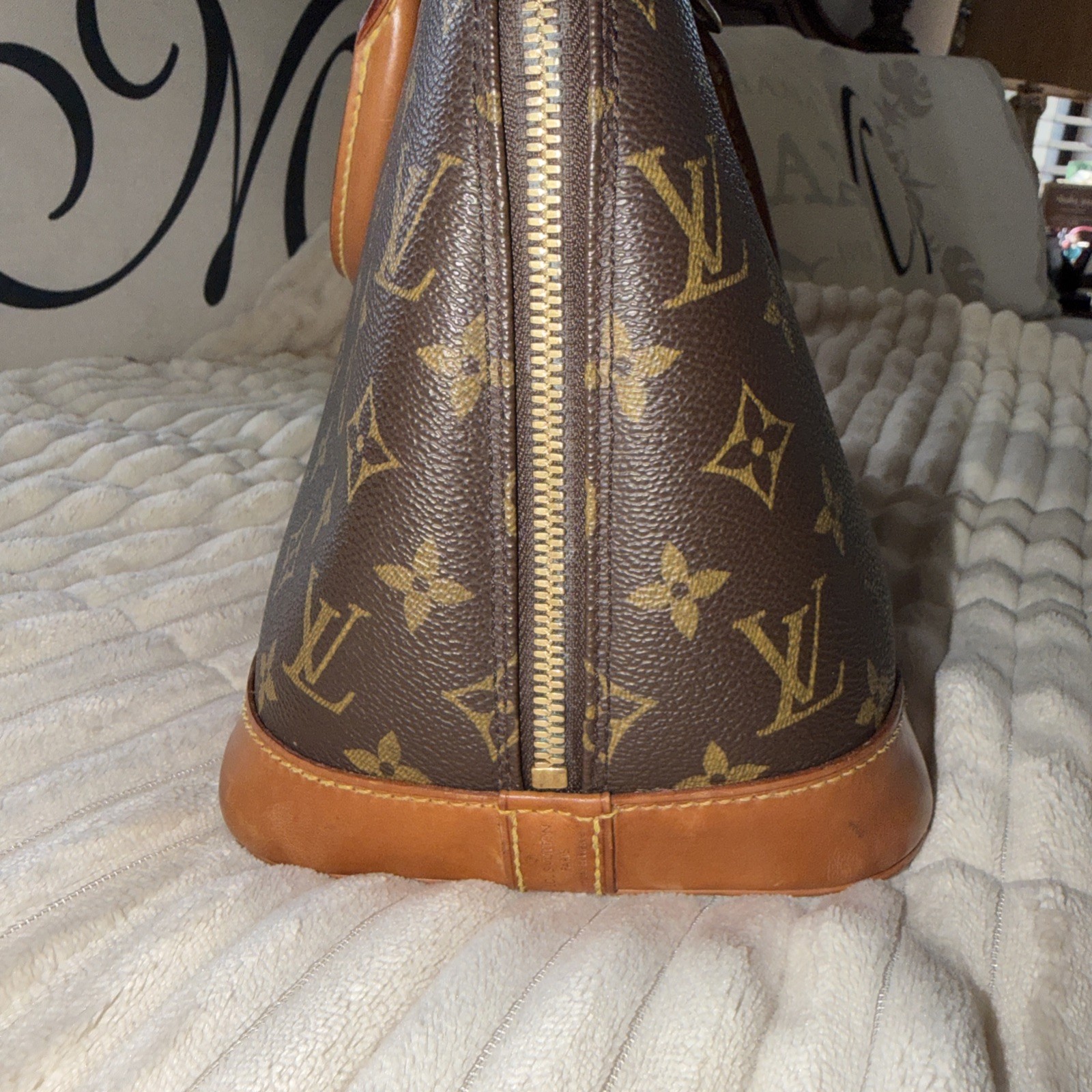 Authentic Louis Vuitton Vintage Monogram Alma Handbag image 5