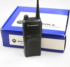Motorola GP320 UHF Handfunkgerät Freq. 403 - 470 MHz in OVP