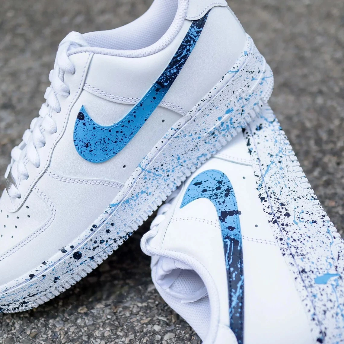 Nike Air Force 1 personnalis claboussures bleu clair et fonc chaussures bla