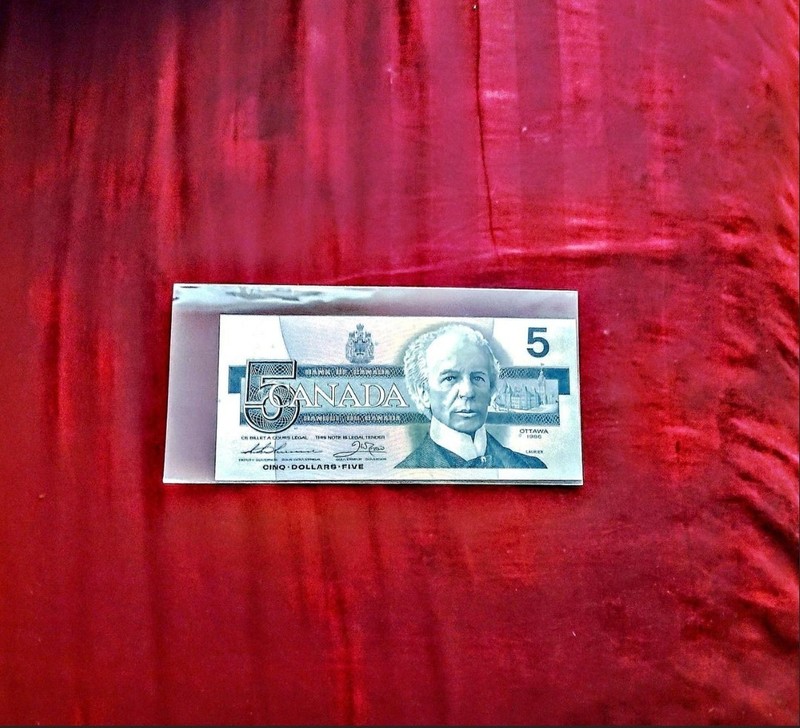 Uncirculated canadian 5 dollar bank note 1986 GOA7579061 UNCIRCULATED 