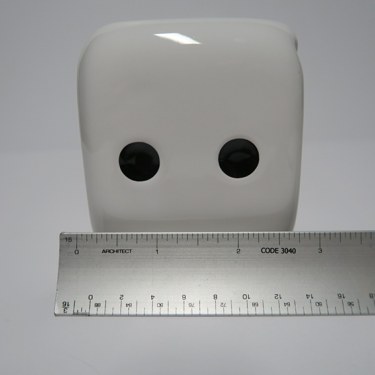 STUSSY CERAMIC DICE WHITE ASHTRAY Article no. 138743-1201 STUSSY CERAMIC DICE WHITE ASHTRAY Article no. 138743-1201