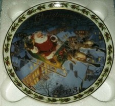 Avon CHRISTMAS PLATE Coming To Town 2003 5952428