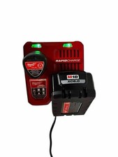 Stabilisierte Halterung für Milwaukee M12/M18 Rapid Charger 