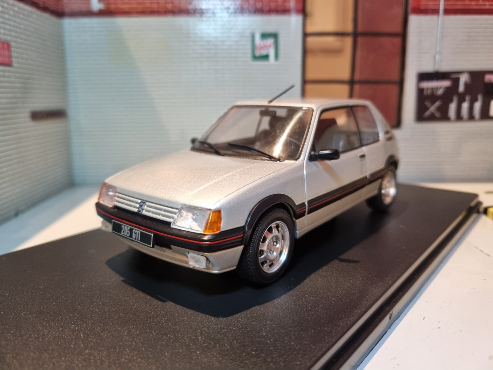 Peugeot 205 GTi Silver 1988 1.9 1:24 Diecast Detailed Model Car Whitebox 124063