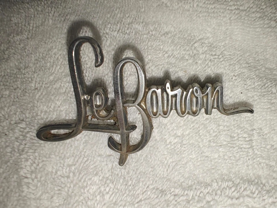 Chrysler Imperial LeBaron 1974-1975 emblema 3810012 OEM 74-75 los 3 incluidos Foto 2 de 4