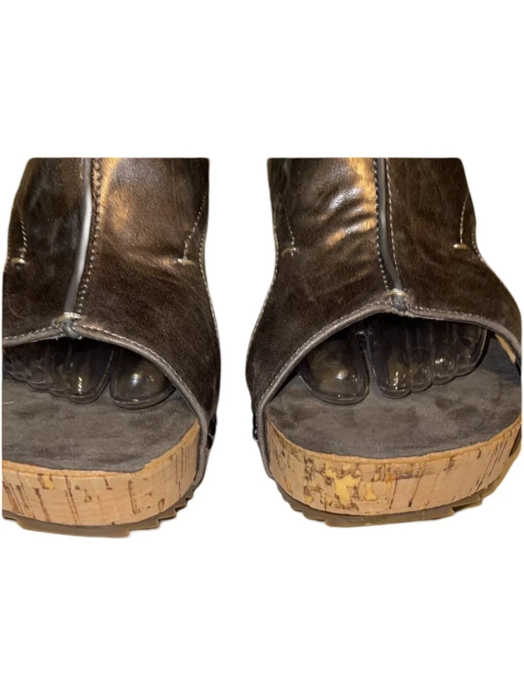 Sandalia de cuña vegana PIERRE DUMAS Giselle-1 bronce y dorado para mujer talla 8,5” Foto 3 de 4