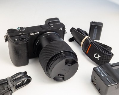 Sony Alpha a6400 ILCE-6400 Spiegellose Kamera + Sigma DC DN 30/1,4 (LESEN!)