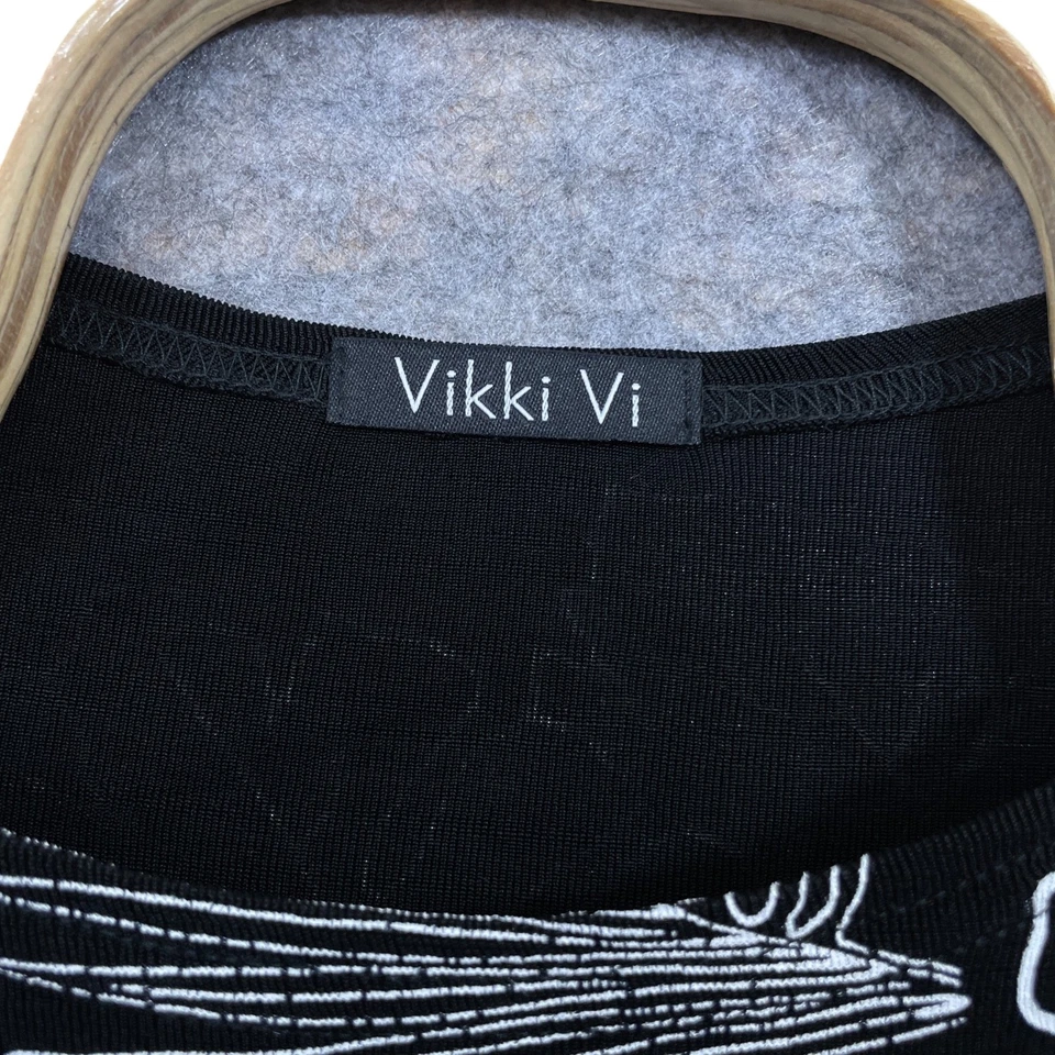 Top de mujer Vikki Vi 3X manga corta blanco y negro floral Foto 3 de 4