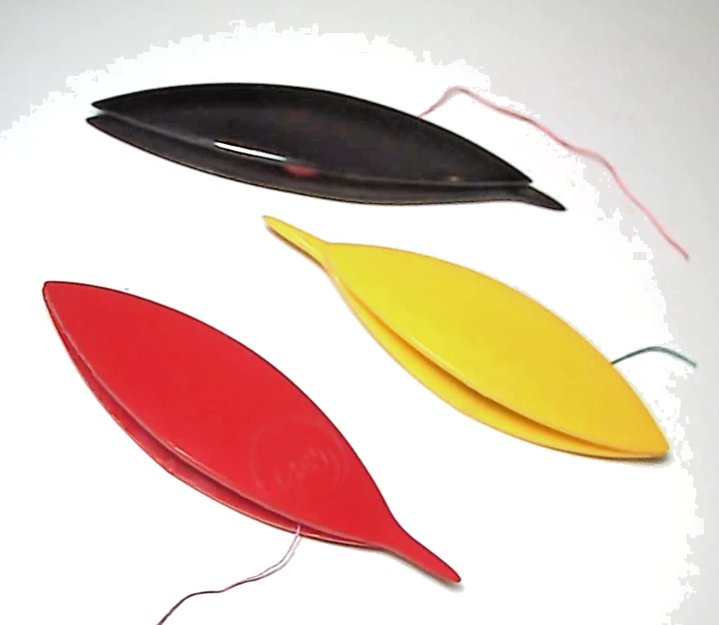 3 VINTAGE BOYE PLASTIC TATTING SUTTLES - Image 2 of 4