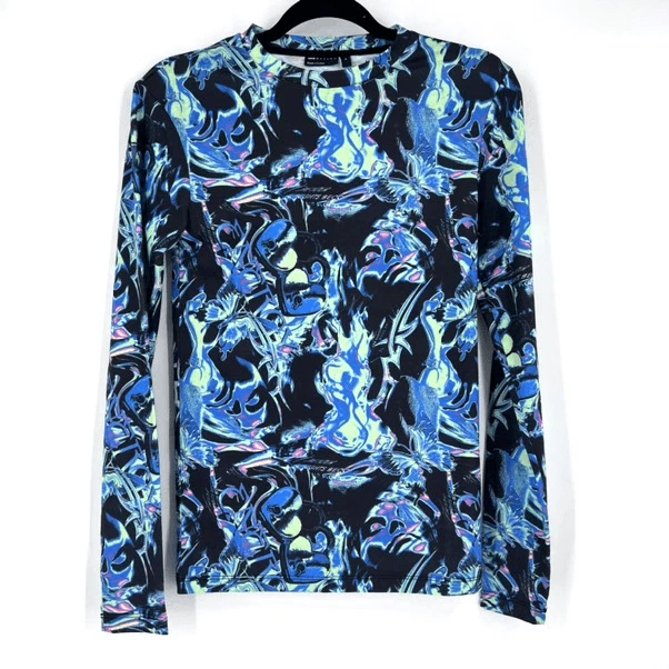 Camiseta manga larga musculosa para hombre ASOS estampado por todas partes pequeño club colorido Foto 2 de 4