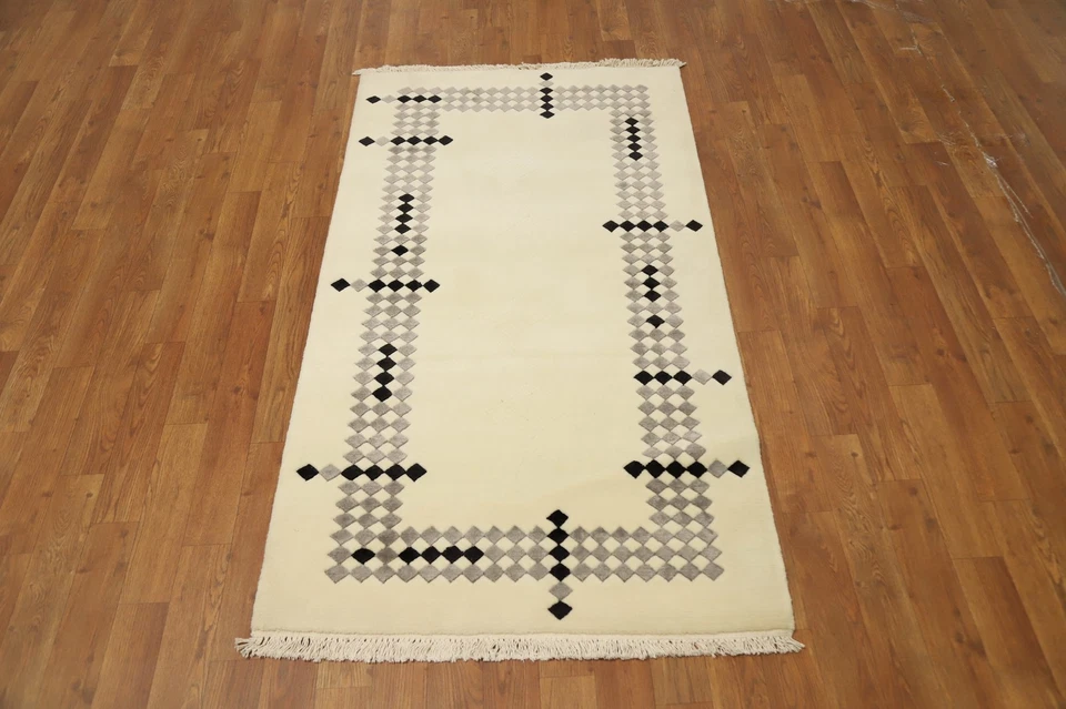 Alfombra nepalí moderna con bordes 3x5 anudada a mano para un aspecto espacial sofisticado Foto 2 de 4