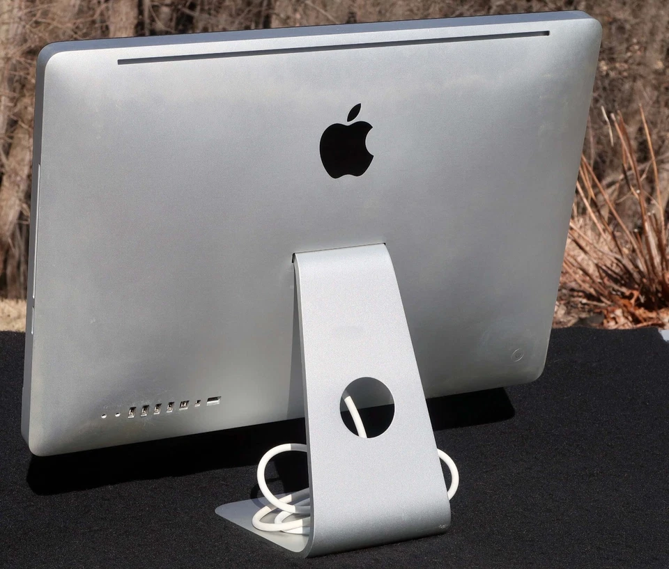 iMac 11,2; 21.5" Screen, 3.06 GHz, 999.86 GB Storage, Video Card Repair or Parts - Image 2 of 4