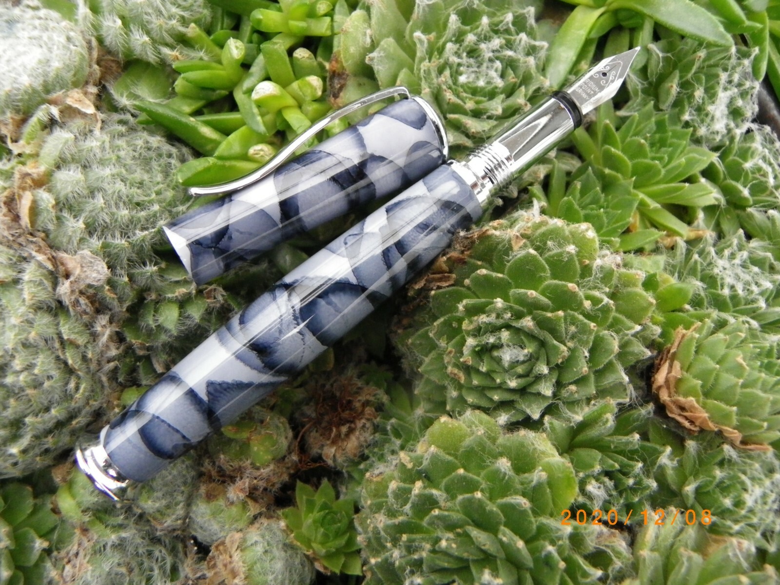 Stylo plume de collection marbre bleu et noir neuf de stock prestige
