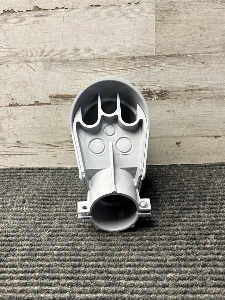 Tapa de entrada de servicio de PVC Arlington PVC1040 3 orificios Foto 3 de 4