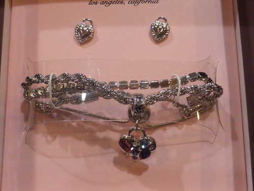 Juicy Couture 2 Piece Heart Earring & Pull Chain Bracelet Set NIB $40 - Picture 2 of 2