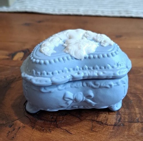 Portagioie blu a forma di cuore con coperchio stile zeppa - Foto 3 di 6
