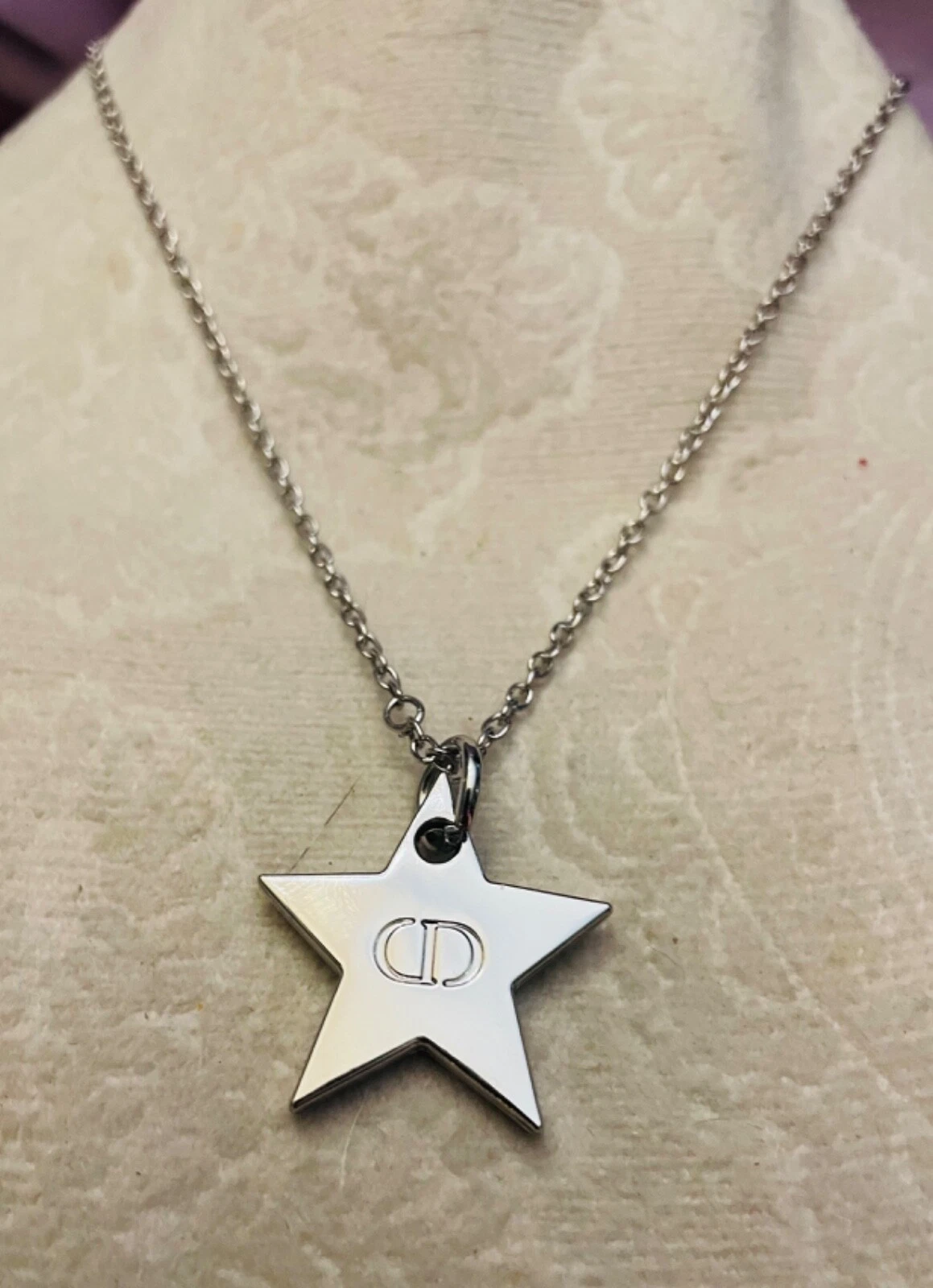 Superbe pendentif logo CD Dior Star emblématique et chaîne standard