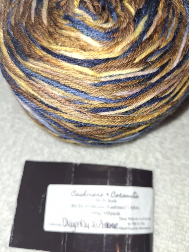 Peso de dedo "Libélula en ámbar" nailon merino mezcla cachemir. 435 yardas. Foto 3 de 4