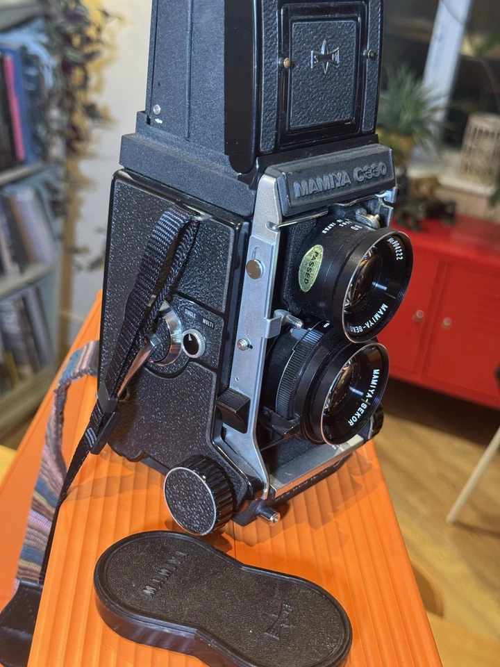Mamiya C330 Professional F TLR Camera with 80mm f/2.8 Blue Dot Lens + Extras - Image 3 of 4