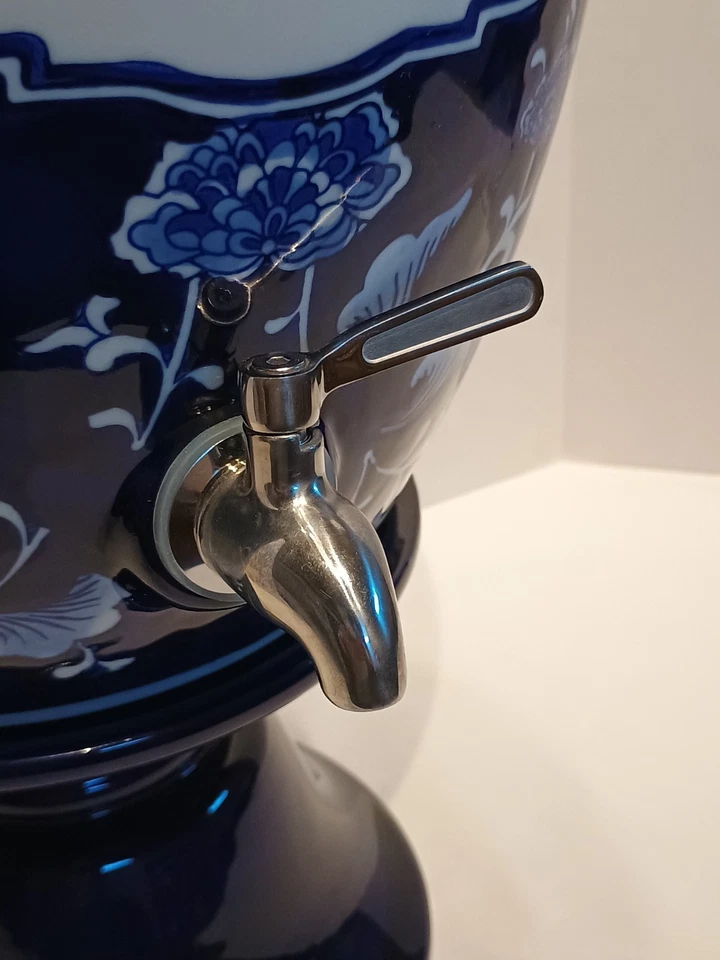 Dispensador grande de bebidas Williams Sonoma azul jengibre con soporte nunca usado 22 pulgadas Foto 2 de 4