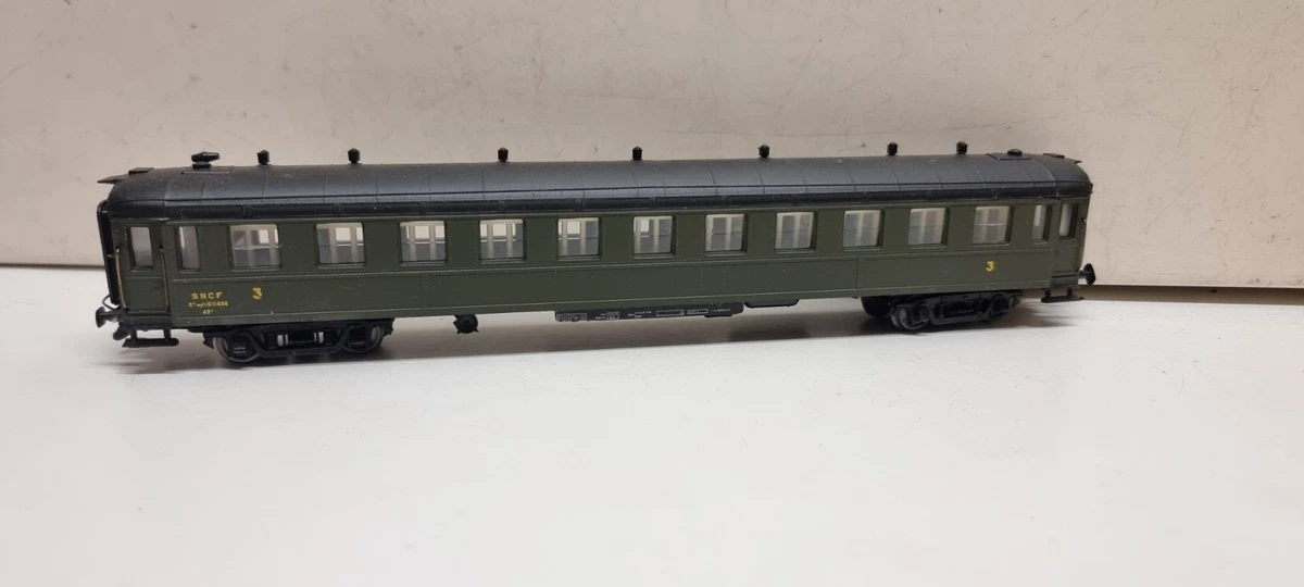 Voiture voyageurs 1ère classe UIC-Y, MAV - R64811 - Roco - Voitures
