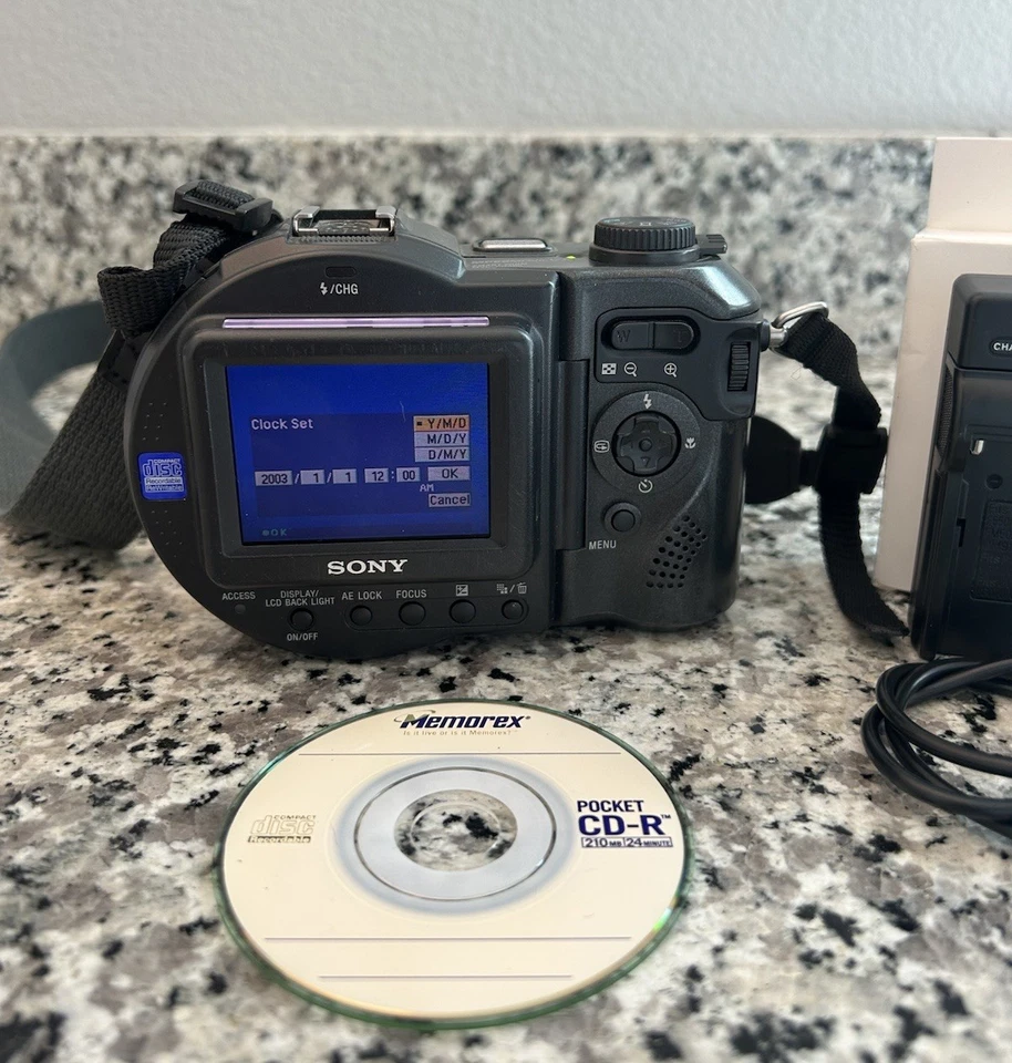 Sony CD Mavica 5MP Digital Camera w/ 3x Optical Zoom - (MVC-CD500)  For Repair - Image 3 of 4