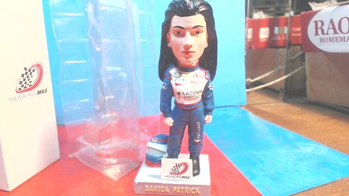 Statuina statuina vintage-Danica Patrick * Milwaukee Mile * NASCAR - nuova con scatola - Foto 3 di 4
