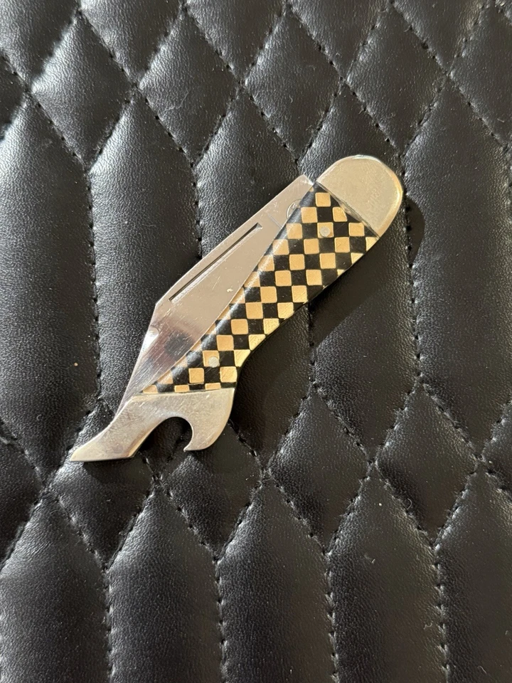 Cuchillo de Bota Remington UMC con Hoja Plegable y Abridor de Botellas Negro Dorado a Cuadros Foto 2 de 4