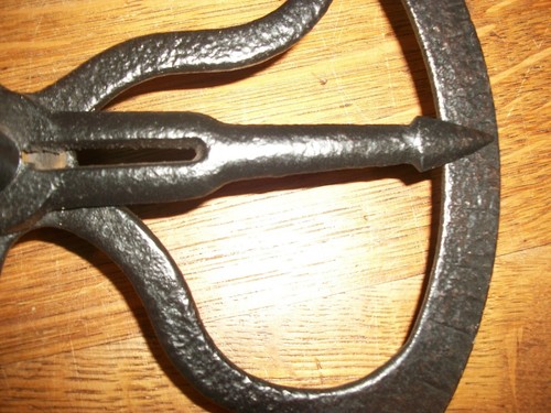 ANTICO CAVALLETTO DA VIAGGIO RUOTA 7 1/2" GHISA STRUMENTO PULIZIA - Foto 3 di 4