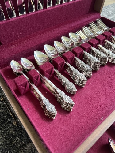 1847 Rogers Bros IS RENAISSANCE 94 Pieces Silverplate w/ Case - Picture 6 of 24