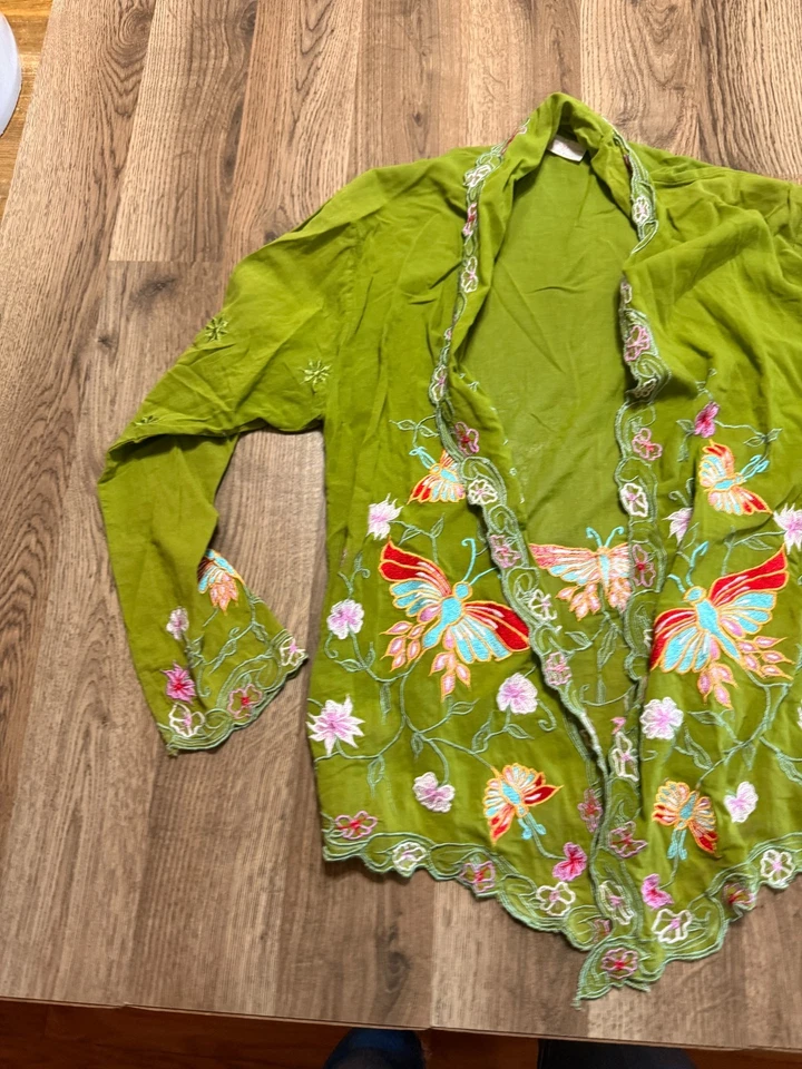 Suéter Tantie NYC, Para Mujer Talla Grande, Verde, Floral, Cárdigan Abierto Bordado Foto 3 de 4