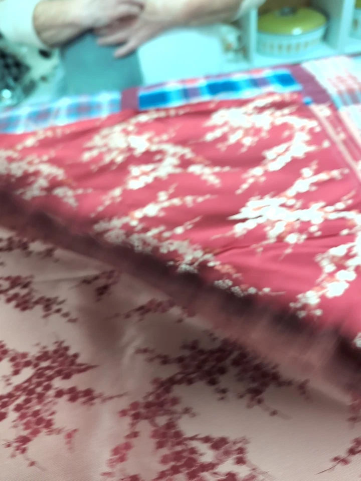 46 Anchos Vintage Satinado Tostado Flor de Cerezo Sobre Tela Roja 4 Yardas Brocado Damasco Foto 3 de 3