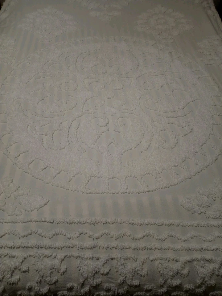 White Chenille King Size Bedspread & 3 Reg Shams 100% Cotton Fringe 120"x120" - Image 3 of 4