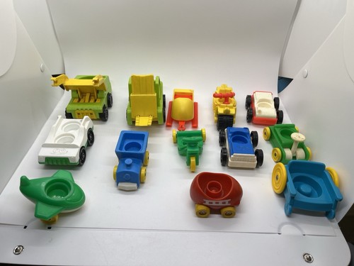40+ Pieces Of Vintage Fisher Price Little People, Cars, People, Furniture Lot - Picture 2 of 12
