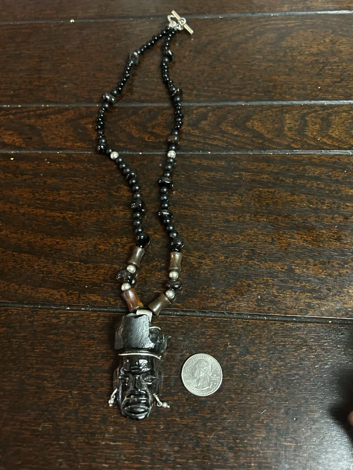 Pedante de plata de ley tallada en madera petrificada hecho a mano con collar de cuentas Foto 3 de 4